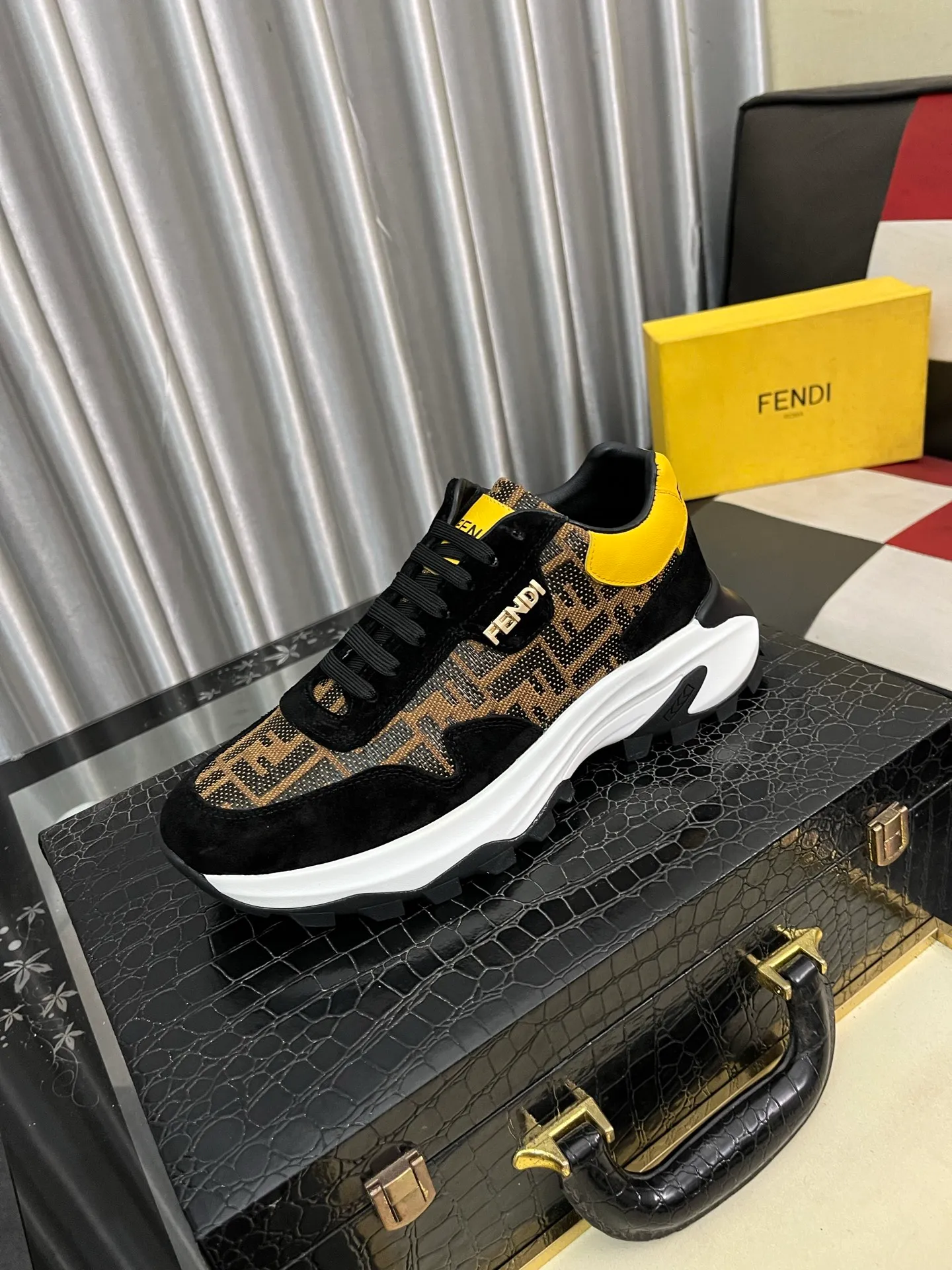 Men's Men's Shoes💰458⌚️⌚️[FENDI] Fendi's classic and comfortable men's, this complex sneaker is made of soft calfskin➕genuine leather lining➕original ultra-light rubber material with rough outsole. This unique light style is suitable for the casual and refined sensibility of this season. It is comfortable and natural on the feet. It is an everyday style for casual travel in autumn and winter! 38−443️⃣colors available